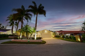 Property grounds - Renovated House Heated Pool Gourmet Kitchen Pet Friendly Walking to the Downtown (Coral Springs)