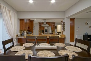 Dining - Renovated House Heated Pool Gourmet Kitchen Pet Friendly Walking to the Downtown (Coral Springs)