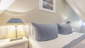 2 bedrooms, iron/ironing board, WiFi