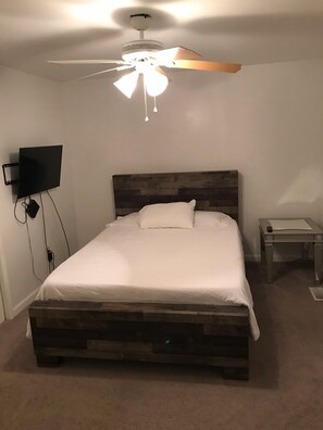 3 bedrooms, iron/ironing board, WiFi, bed sheets - Peaceful and Private Location (Cross Lanes)