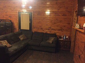 Living area - Secluded Cabin (McLeansboro)