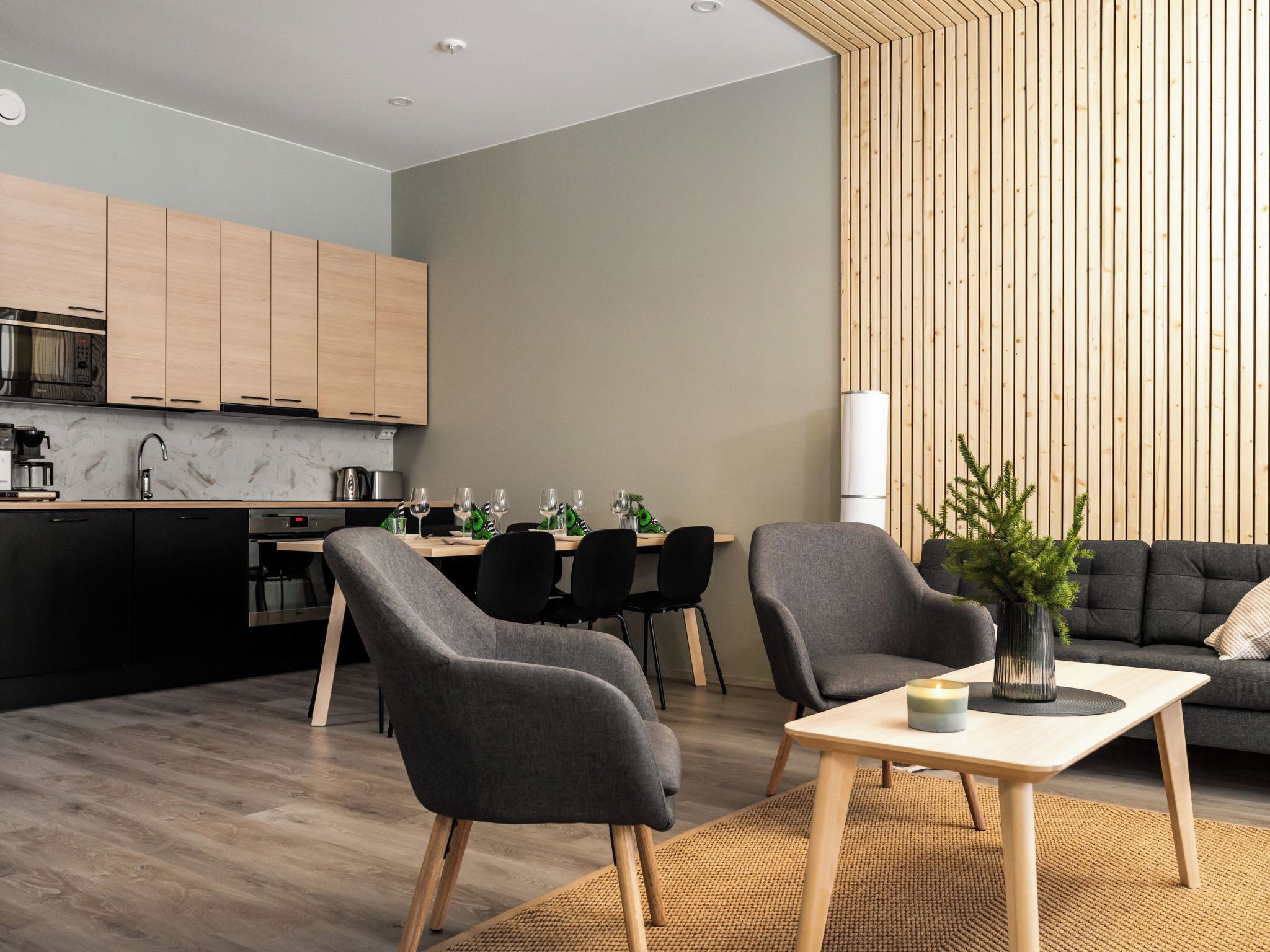 Un espacio habitable moderno con cocina, comedor y zona de estar.