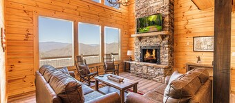 Secluded Luxury Cabin - Mountain Views, Fire Pit, Great Location! Sleeps 8.