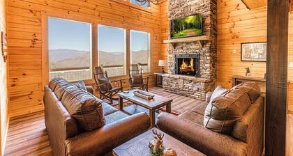 Secluded Luxury Cabin - Mountain Views, Fire Pit, Great Location! Sleeps 8.