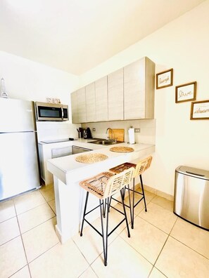 雪櫃、微波爐、咖啡機/沖茶器、多士爐