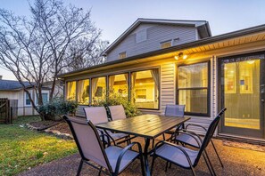 تناول الطعام بالخارج