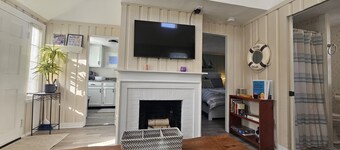 Charming Cottage Steps to Pine Point Bch - 1 mile OOB outside Scarborough w/ AC