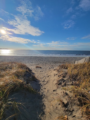 Charming Cottage Steps to Pine Point Bch - 1 mile OOB outside Scarborough w/ AC