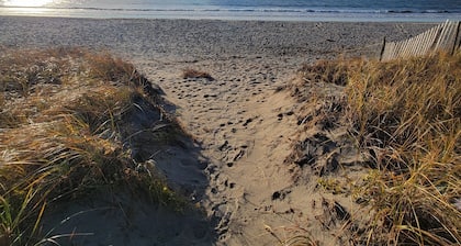 Charming Cottage Steps to Pine Point Bch - 1 mile OOB outside Scarborough w/ AC