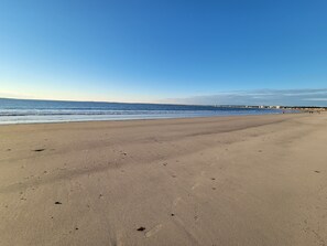 Playa en los alrededores, camastros y toallas de playa 