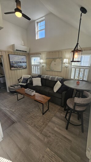 Smart TV, fireplace - Charming Cottage Steps to Pine Point Bch - 1 mile OOB outside Scarborough w/ AC (Scarborough)