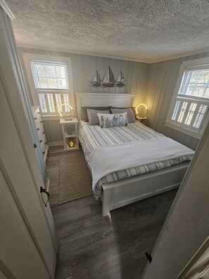 1 bedroom, free WiFi, bed sheets - Charming Cottage Steps to Pine Point Bch - 1 mile OOB outside Scarborough w/ AC (Scarborough)