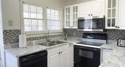 âïžRenovated 3BD 2BA w/ Sunroom âïž Near I-40