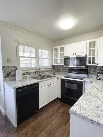 ⭐️Renovated 3BD 2BA w/ Sunroom ⭐️ Near I-40