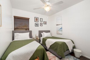 3 bedrooms, iron/ironing board, travel cot, free WiFi - Relax, Unwind, & Explore🌵Golf/hiking close, Backyard oasis (Phoenix)