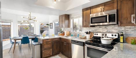 冰箱、微波炉、烤箱、炉灶