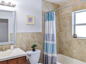 Kombination af bruser/badekar, hårtørrer, håndklæder, Sæbe