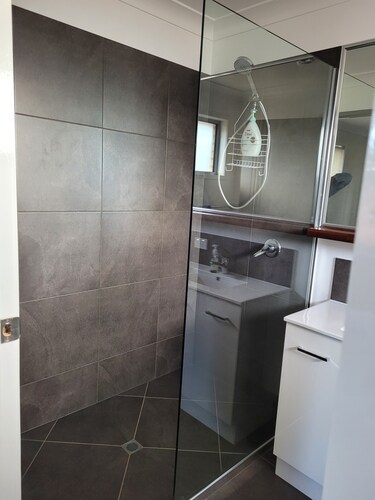 Hotel Alternative. New Villa of 2 bedrooms each with own Private Ensuite