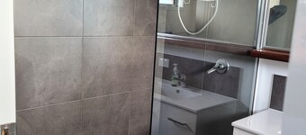 Hotel Alternative. New Villa of 2 bedrooms each with own Private Ensuite