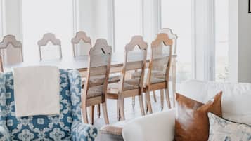 TV connectée, cheminée, livres, médiathÚque