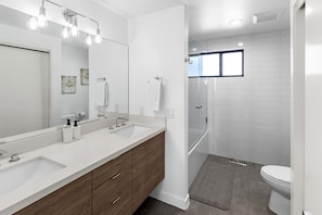 Combined shower/bathtub, jetted bath, hair dryer, bidet - New Home & Luxury Finishes + Breathtaking Views!! Huge Open Concept - Sleeps 8 (Salt Lake City)
