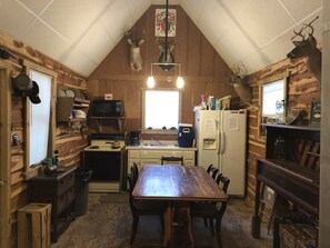 Living area - Hickory Hill Cabin Rentals (Clinton)