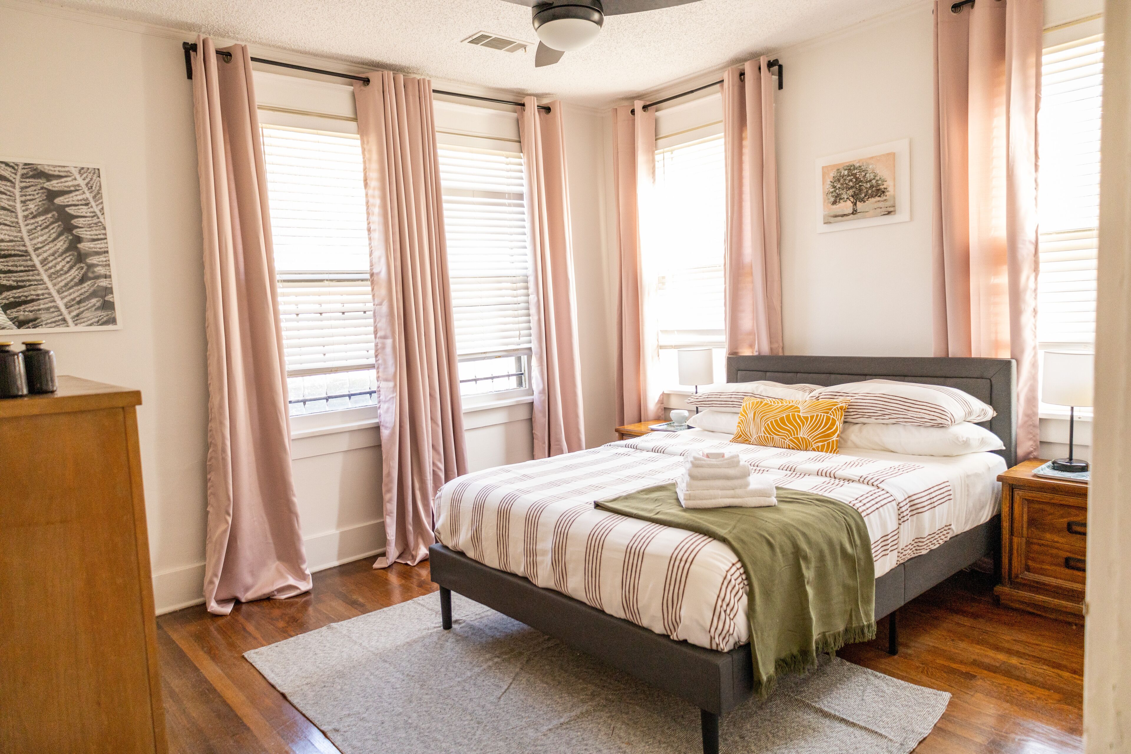 2 chambres, fer et planche à repasser, Wi-Fi, draps fournis