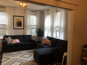 TV - J Birds' Bungalow (Memphis)