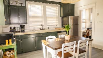 Réfrigérateur, micro-ondes, lave-vaisselle, cafetiÚre/bouilloire