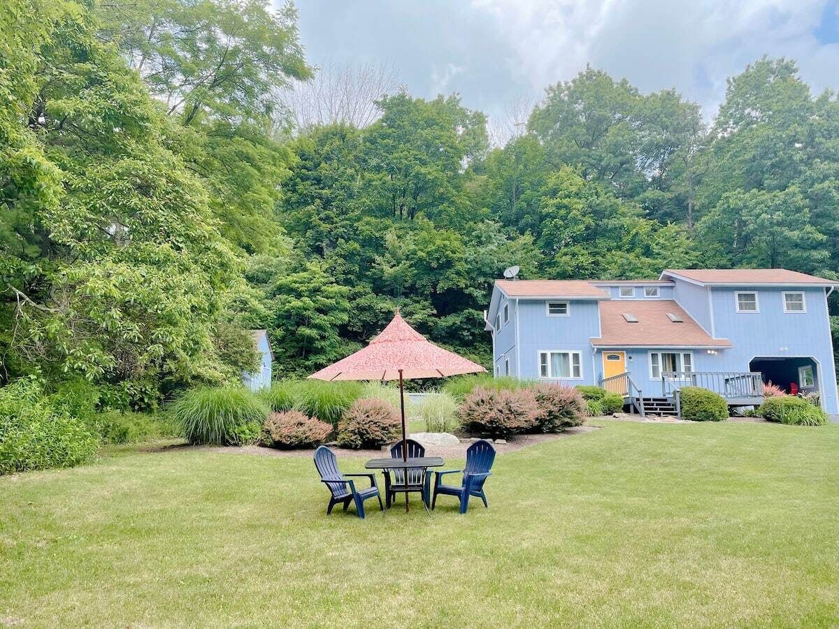 Le Chalet Blue near Camelback, Poconos, 6Bed, Sleeps 10, Pool