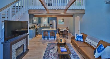 Le Chalet Blue near Camelback, Poconos, 6Bed, Sleeps 10, Pool