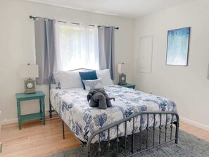 3 bedrooms, desk, iron/ironing board, travel cot