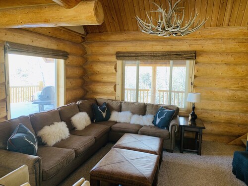 Luxury cabin on wooded lot w/bonus tiny house