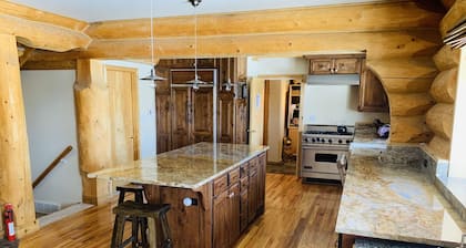 Luxury cabin on wooded lot w/bonus tiny house