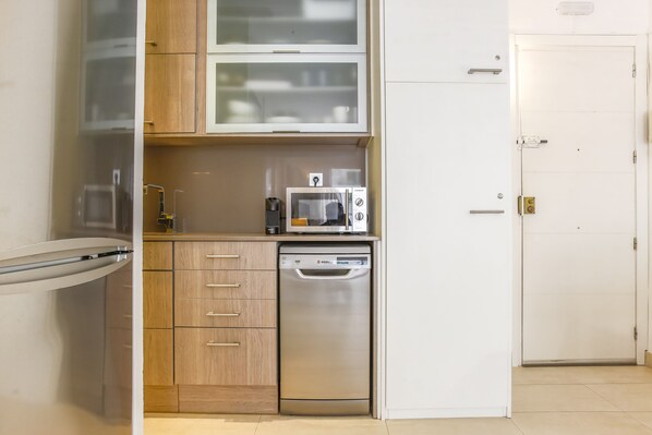 Fridge, microwave, oven, stovetop