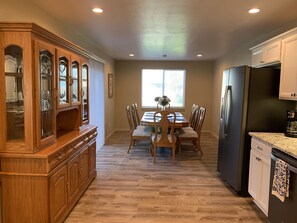 Dining - Taylor II House, ocean view, close to everything (Crescent City)