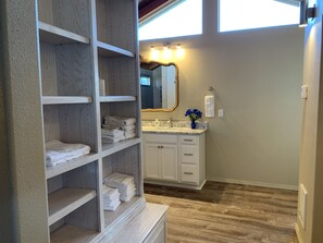 Interior - Taylor II House, ocean view, close to everything (Crescent City)