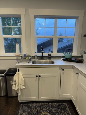 Fridge, microwave, coffee/tea maker, electric kettle - Forest Beach Cottage with deck near Horsehead Bay (Gig Harbor)