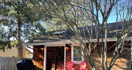 Forest Beach Cottage with deck near Horsehead Bay