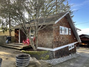 Terrace/patio - Forest Beach Cottage with deck near Horsehead Bay (Gig Harbor)