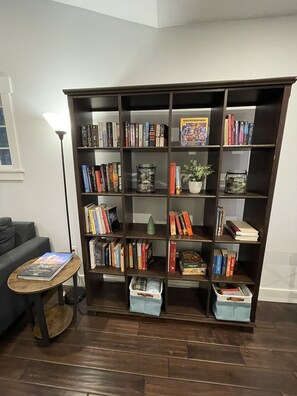 Games room - Forest Beach Cottage with deck near Horsehead Bay (Gig Harbor)