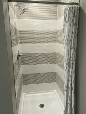 Regadera, toallas, jabón, papel de baño 