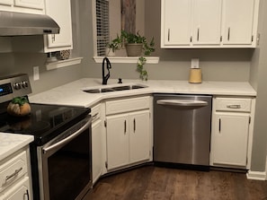 Fridge, microwave, oven, stovetop - 👀 Short-term Luxury 👀
Best Value for 30+ Days (Covington)