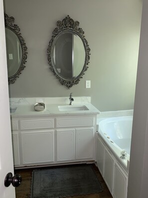 Bathroom - 👀 Short-term Luxury 👀
Best Value for 30+ Days (Covington)