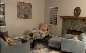 Living area - 👀 Short-term Luxury 👀
Best Value for 30+ Days (Covington)