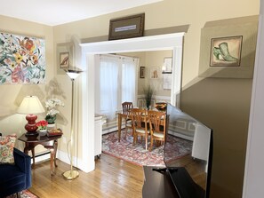 Smart-tv, een dvd-speler en boeken