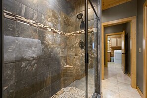 Combined shower/tub, jetted tub, hair dryer, towels