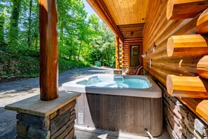 Outdoor spa tub