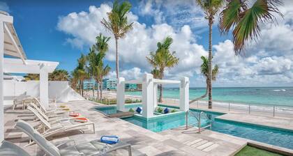 Luxury Luxury Luxury Villa living right on the beach ...