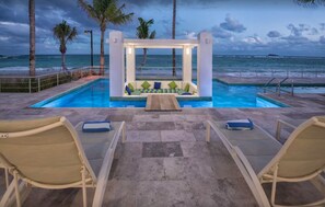 Utendørsbasseng og et oppvarmet basseng